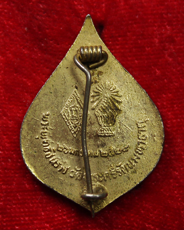 เคาะเดียว 168.- เข็มกลัดกะไหล่ทองลงยาสีธงชาติ พระพุทธชินราช วัดพระศรีรัตนมหาธาตุ พิษณุโลก