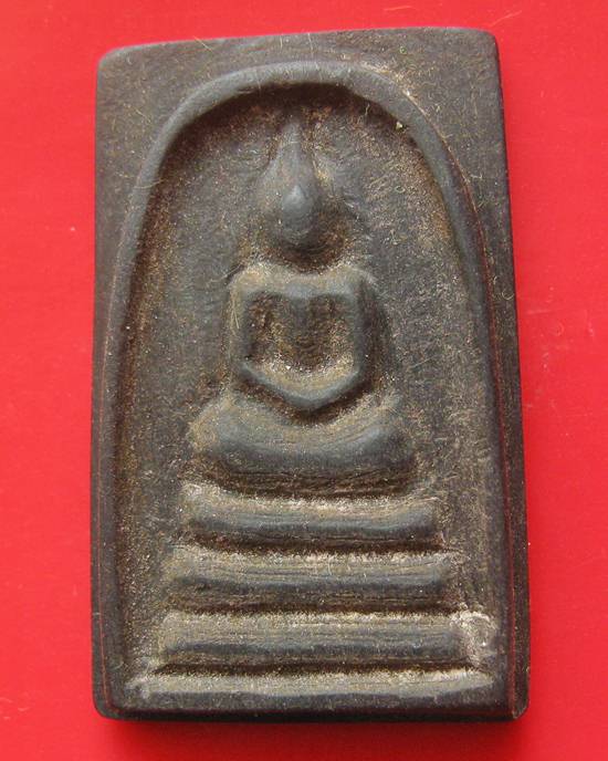 สมเด็จไม้งิ้วดําแกะ หลวงพ่อ เกษม เขมโก ปี 27  ปลุกพิธีรุ่นเสตุวารี แจกกรรมการจัด สร้างโดย ผู้ใหญ่ บุ