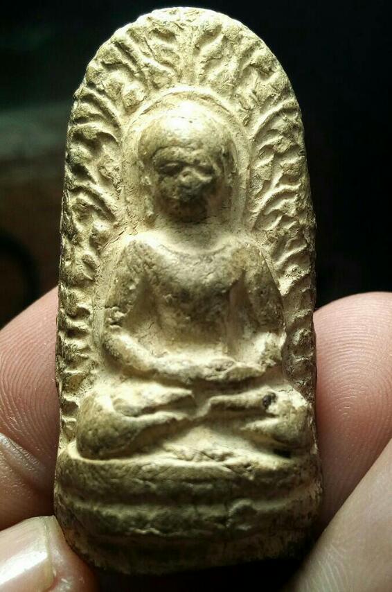   พระลือชัยไตรมาส หลวงปู่แหวน ปี2516 เนื้อดิน