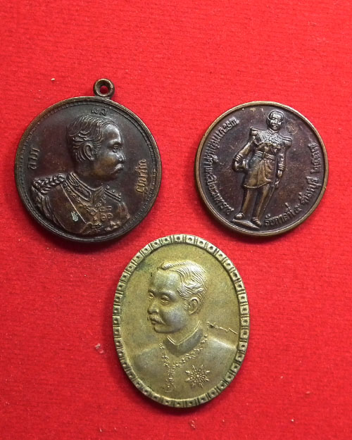 เหรียญที่ระลึกรัชกาลที่ ๕ จำนวน ๓ เหรียญตามภาพ