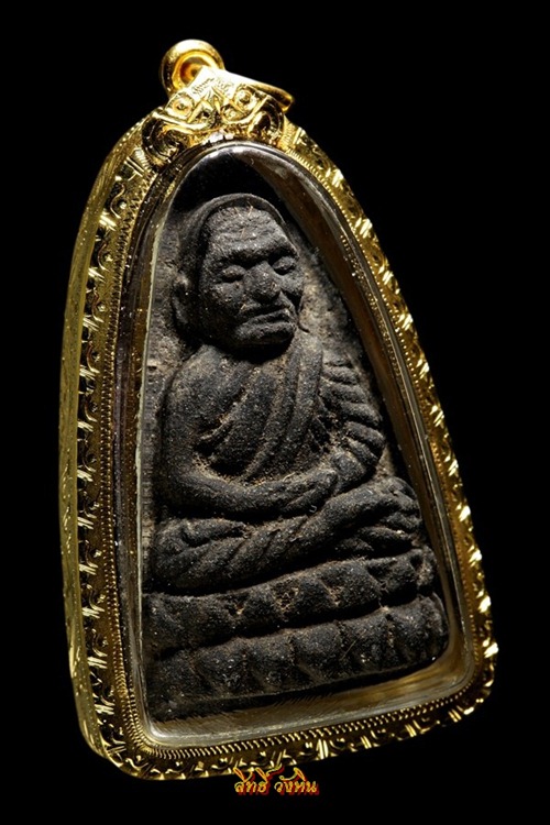 พระหลวงปู่ทวดเนื้อว่าน พิมพ์ใหญ่จัมโบ้  ปี 2524 วัดช้างให้ #เลี่ยมทองยกซุ้มงามๆ+บัตรรับรองพระแท้