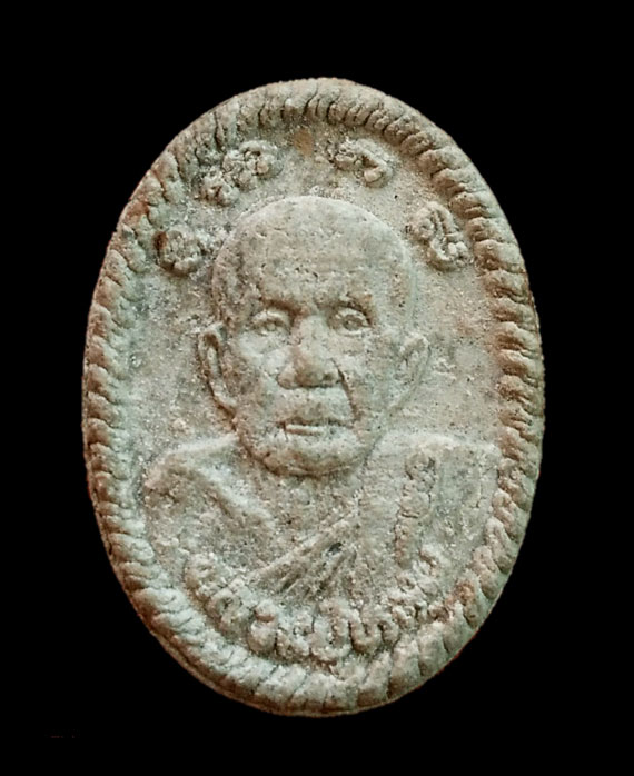 เคาะเดียว พระผงยันต์ดวงเศรษฐี หลวงปู่หมุน ปี43 เนื้อเทาหลังขาว สภาพสวย หูตา คมชัด ในกล่องเดิม