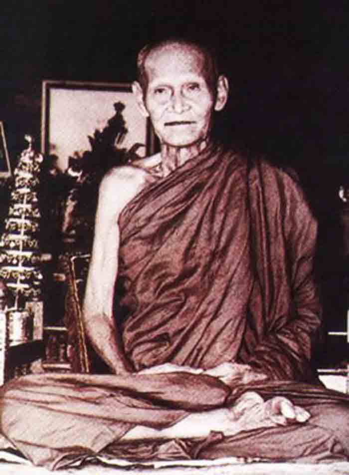 หลวงปู่ขาว อนาลโย วัดถ้ำกลองเพล จ.หนองบัวลำภู พระบูชาขนาด 7 นิ้ว สูง 10.5 นิ้ว เนื้อทองเหลืองรมน้ำตา