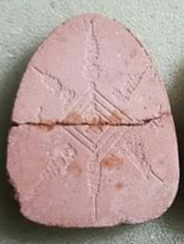 พระผงหลวงพ่อกวยนั่งเมฆ เนื้อผงชมพูนุช หลวงปู่หมุนเสก วัดซับลำใยปี43 สภาพหักทากาวติด