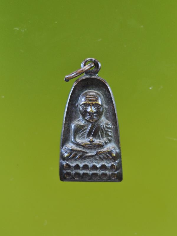 พระหลวงปู่ทวดพิมพ์เตารีด(มีหู) แจกปีนัง  เนื้อทองเหลืองรมดำ 2524