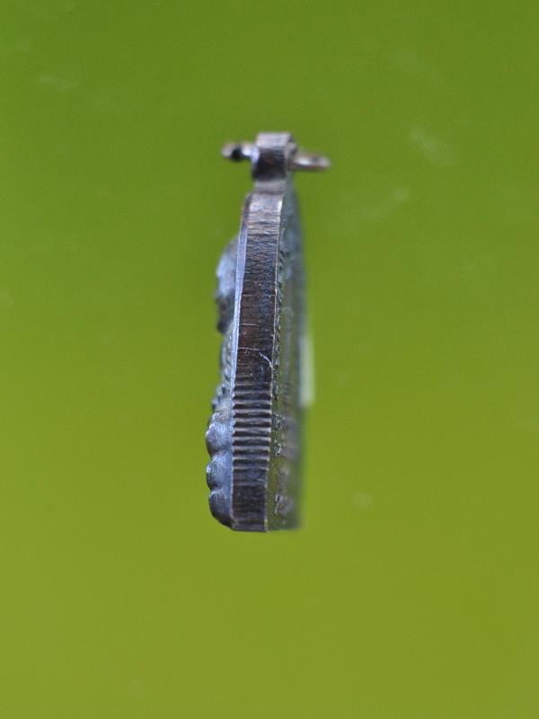 พระหลวงปู่ทวดพิมพ์เตารีด(มีหู) แจกปีนัง  เนื้อทองเหลืองรมดำ 2524