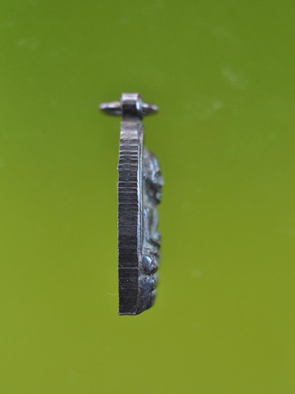 พระหลวงปู่ทวดพิมพ์เตารีด(มีหู) แจกปีนัง  เนื้อทองเหลืองรมดำ 2524