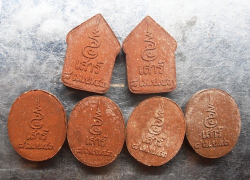 เหรียญชุดชอบเงินสดปี๒๐๐๐ครบ๒๙๙ปีพระขุนแผนยอดขุนพลพระผง๔ยอดขุนพลจาดจงคงอี๋ พร้อมกล่อง