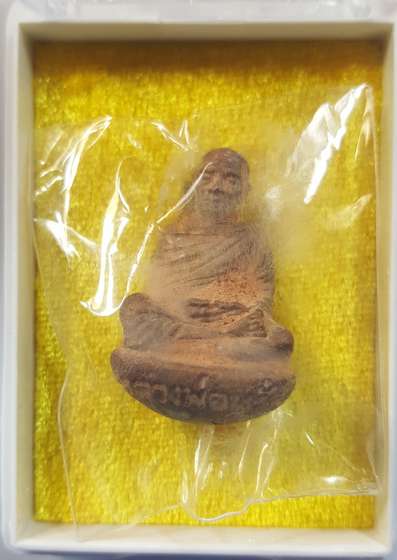 รูปหล่อโบราณเบ้าทุบ รุ่น รวยทันใจ หลวงพ่อหวั่น วัดคลองคูณ จ.พิจิตร เนื้อทองเหลือง ปี 2559 เลข 1140  