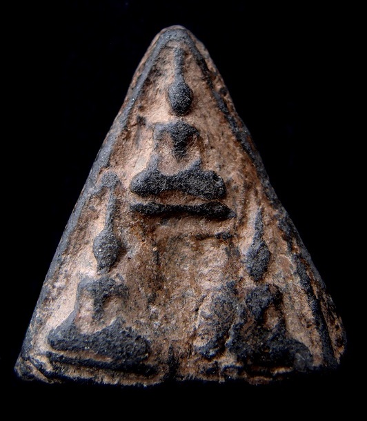 พระกำแพงลูกแป้งสาม เนื้อดำ กรุวัดบรมธาตุ จัดจ้านสวยงามจากกรุ