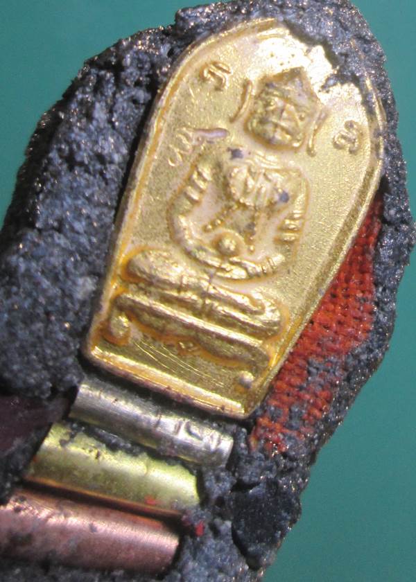 พระขุนแผนทรงพลเล็ก ทาทอง หลังปรกหนุมาน หลวงปู่หมุน ปลุกเสก ออกวัดซับลำใย ปี 2543 