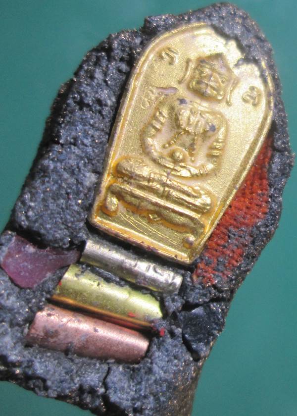 พระขุนแผนทรงพลเล็ก ทาทอง หลังปรกหนุมาน หลวงปู่หมุน ปลุกเสก ออกวัดซับลำใย ปี 2543 