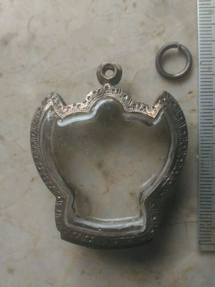 ตลับเงินเก่า  แกะลาย  ใส่ครุฑใหญ่  เคาะเดียว  