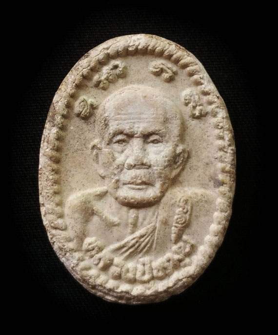 พระผงยันต์ดวงเศรษฐี หลวงปู่หมุน ปี43 เนื้อโทนขาว สภาพพอสวย สมบูรณ์ ไม่แตกราน ยันต์เต็มชัด 