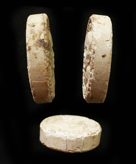 พระผงยันต์ดวงเศรษฐี หลวงปู่หมุน ปี43 เนื้อโทนขาว สภาพพอสวย สมบูรณ์ ไม่แตกราน ยันต์เต็มชัด 