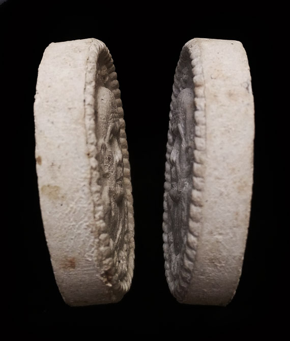 พระผงยันต์ดวงเศรษฐี หลวงปู่หมุน ปี43 เนื้อขาวอมเทา สภาพสวย คมชัด ยันต์เต็มชัด เกียวเชือกเต็ม 