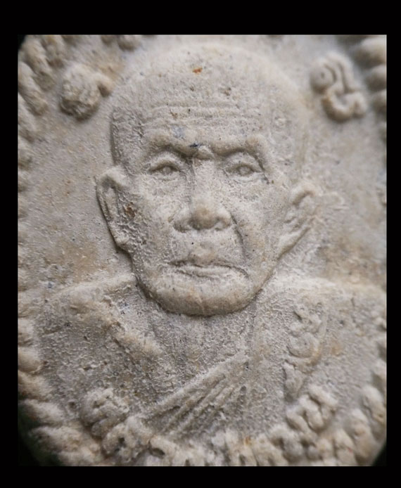 พระผงยันต์ดวงเศรษฐี หลวงปู่หมุน ปี43 เนื้อขาวอมเทา สภาพสวย คมชัด ยันต์เต็มชัด เกียวเชือกเต็ม 