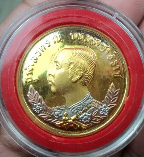 เหรียญปราบฮ่อ ร. 5 ออกวัดบ้านเขวิก อ.ขุขันธ์ จ.ศรีสะเกษ เนื้อสามกษัตริย์ สภาพสวยมาก พร้อมกล่องเดิม 