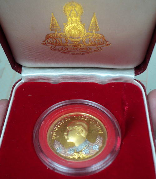 เหรียญปราบฮ่อ ร. 5 ออกวัดบ้านเขวิก อ.ขุขันธ์ จ.ศรีสะเกษ เนื้อสามกษัตริย์ สภาพสวยมาก พร้อมกล่องเดิม 