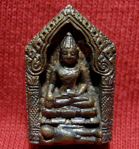 พระขุนแผนช่อฟ้าปราบมาร (ฟันลูกเดียว) เนื้อสัมฤทธิ์ อุดผง มูลนิธิหลวงปู่ทิมจัดสร้างครับ