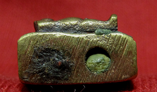 พระขุนแผนช่อฟ้าปราบมาร (ฟันลูกเดียว) เนื้อสัมฤทธิ์ อุดผง มูลนิธิหลวงปู่ทิมจัดสร้างครับ