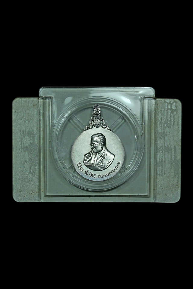 เหรียญพระมหาชนก พระราชนิพนธ์ "พระบาทสมเด็จพระเจ้าอยู่หัวภูมิพลอดุลยเดชฯ" เนื้อเงิน พิมพ์เล็ก ปี๒๕๔๒ 