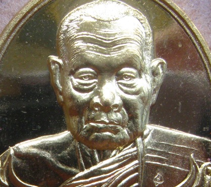 เหรียญห่วงเชื่อม หลวงพ่อชาญ วัดบางบ่อ จ สมุทรปราการ ปี2559 รุ่นสร้างกำแพง หมายเลข4188 เนื้อทองทิพย์