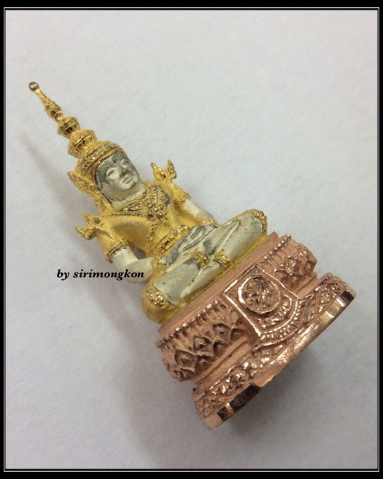 พระแก้วมรกต ภปร. ฉลอง75พรรษา ในหลวง รัชกาลที่9 เนื้อเงิน3กษัตริย์ ปี45 มีโค๊ดกำกับ