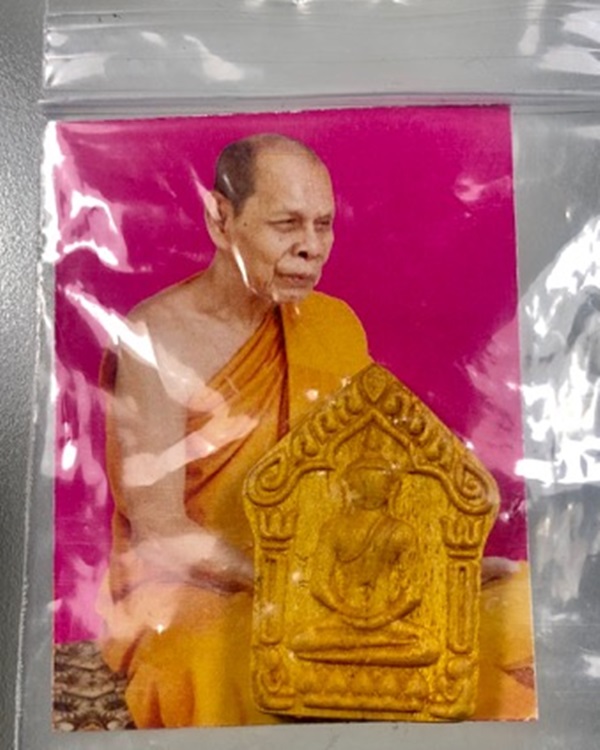 พระขุนแผนไม้ขนุนแกะ หลวงพ่อสิน  ปี 2561 ใต้ฐานฝังตะกรุด หมายเลข 34 พร้อมกระดาษสารพัดกัน