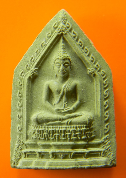 เคาะแรกแดง...พระพุทธสิหิงค์เนื้อผงใบตอง หลังโรยเส้นเกศา ๒๕๑๕...ยุวพุทธิกสมาคมชลบุรี 