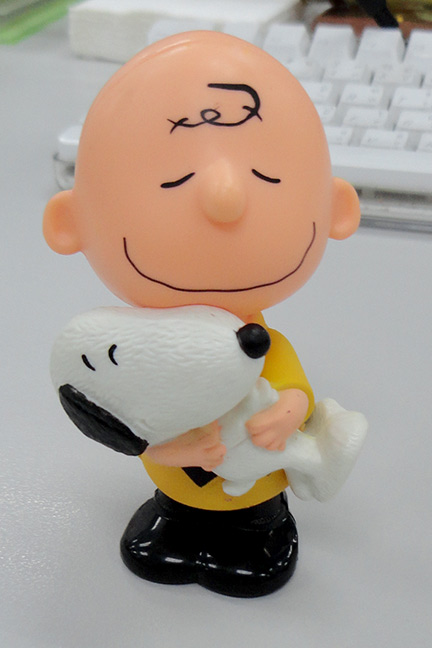 โมเดล ชาร์ลี บราวน์อุ้มสนูปปี้ จากหนัง SNOOPY กดหัวแล้วตัวเต้นดุ๊กดิ๊กได้
