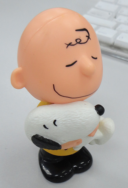 โมเดล ชาร์ลี บราวน์อุ้มสนูปปี้ จากหนัง SNOOPY กดหัวแล้วตัวเต้นดุ๊กดิ๊กได้