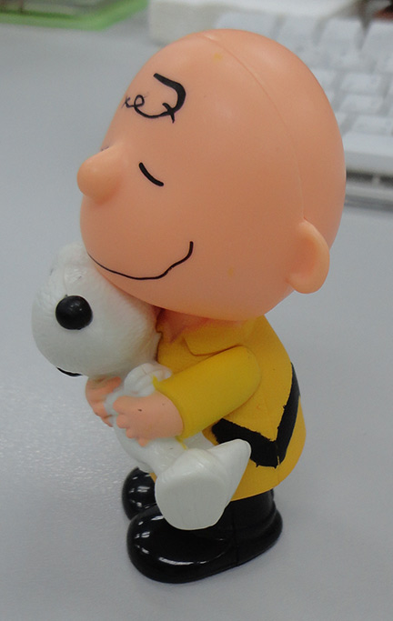 โมเดล ชาร์ลี บราวน์อุ้มสนูปปี้ จากหนัง SNOOPY กดหัวแล้วตัวเต้นดุ๊กดิ๊กได้