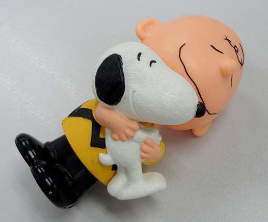 โมเดล ชาร์ลี บราวน์อุ้มสนูปปี้ จากหนัง SNOOPY กดหัวแล้วตัวเต้นดุ๊กดิ๊กได้