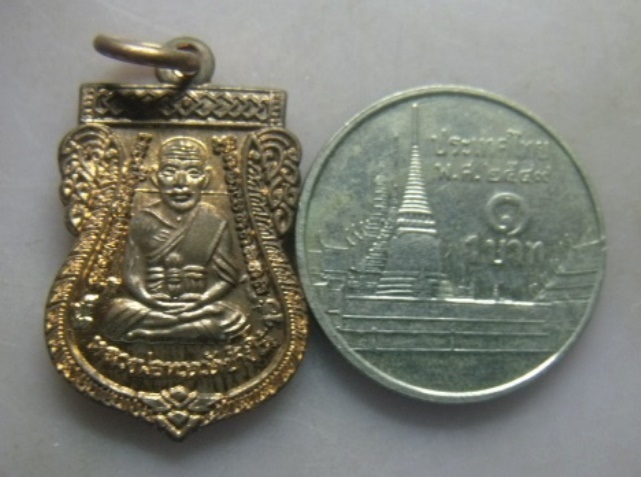 **วัดใจ**เหรียญเสมาจิ๋ว หลวงพ่อทวดหลังพ่อท่านเขียว วัดห้วยเงาะ รุ่น สรงน้ำ 55**พร้อมกล่องเดิม