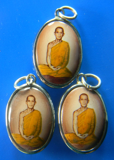 เคาะแรกแดง...ล็อกเก็ตรูปไข่เล็กท่านเจ้าคุณนรรัตน์ฯ ๒๕๒๐..รวม ๓ องค์..หลวงปู่โต๊ะ เสก