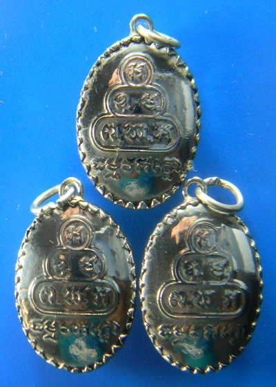 เคาะแรกแดง...ล็อกเก็ตรูปไข่เล็กท่านเจ้าคุณนรรัตน์ฯ ๒๕๒๐..รวม ๓ องค์..หลวงปู่โต๊ะ เสก