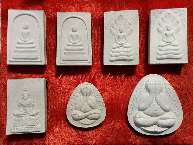 พระเนื้อผงผสมผงจิตรลดา สมเด็จพระญาณสังวร เสาร์ 5 ปี 2537 สวยมากพร้อมกล่องเดิมค่ะ