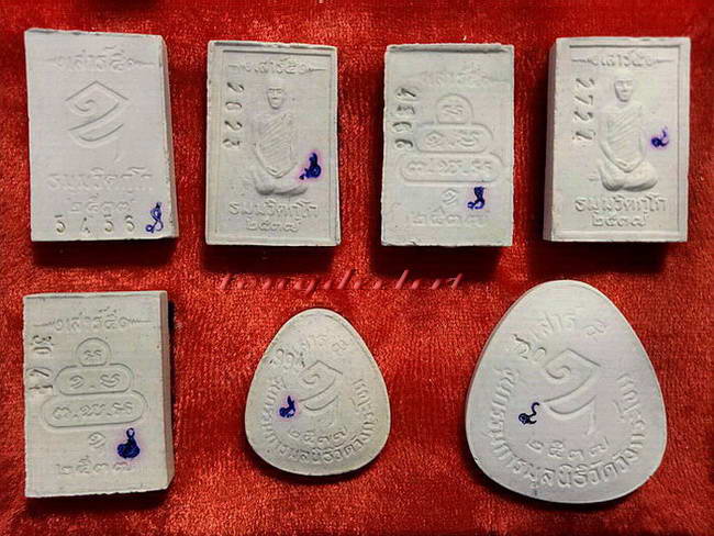 พระเนื้อผงผสมผงจิตรลดา สมเด็จพระญาณสังวร เสาร์ 5 ปี 2537 สวยมากพร้อมกล่องเดิมค่ะ