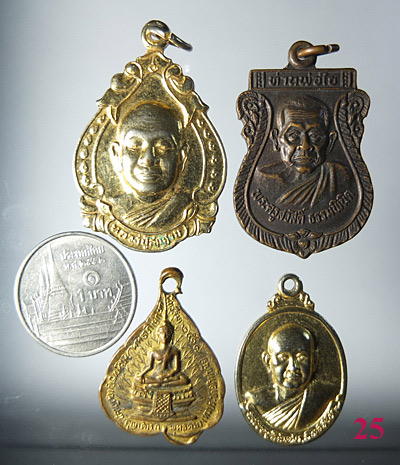 เคาะเดียว 100 บาท เหรียญหลวงพ่อสมชาย วัดเขาสุกิม ๒ เหรียญ + สายตะวันออกอีก ๒ เหรียญครับ