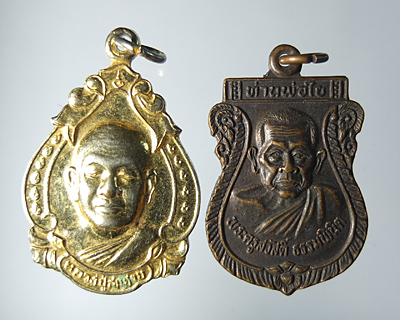 เคาะเดียว 100 บาท เหรียญหลวงพ่อสมชาย วัดเขาสุกิม ๒ เหรียญ + สายตะวันออกอีก ๒ เหรียญครับ