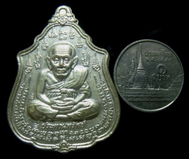 **วัดใจ**เหรียญหลวงปู่ทวดประทานทรัพย์ หลังยันต์ เนื้อกะไหล่เงิน**ตอกโค้ด สวยๆ เชิญชมครับ