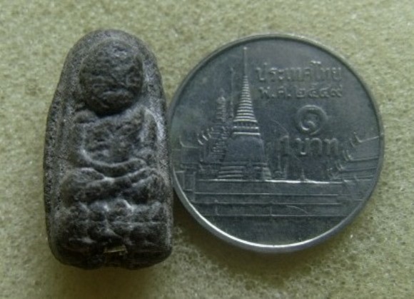 **วัดใจ**หลวงปู่ทวดเนื้อว่านพิมพ์พระรอดจิ๋ว ฝังตะกรุดนารายณ์เเปลงรูป**สวยๆ หายาก เชิญชมครับ2