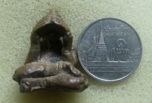 **วัดใจ**พระปิดตาลอยองค์ เนื้อโลหะผสม มีโค้ดดอกจัน เก่าๆ ไม่ทราบที่**เนื้อจัด สวยๆ เชิญชมครับ