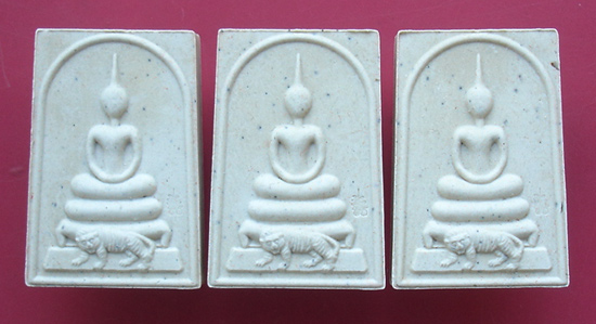 พระสมเด็จ( พิมพ์ขี่เสือ ) เนื้อผงพรายกุมารว่านมหาเสน่ห์ หลังฝังพลอยเสกปี 53 หลวงพ่อสาคร วัดหนองกรับ 