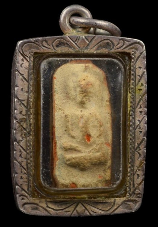 พระกรุนาดูนตัดเดี่ยว เนื้อดิน จ.มหาสารคาม มีเลี่ยมเงินพร้อมห้อย