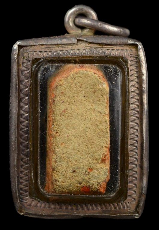 พระกรุนาดูนตัดเดี่ยว เนื้อดิน จ.มหาสารคาม มีเลี่ยมเงินพร้อมห้อย