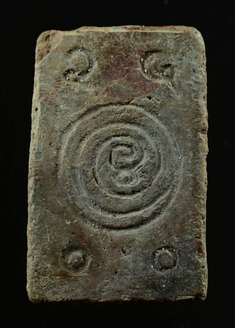 พระสมเด็จมงคลมหาลาภ หลังยันต์นะล้อม เนื้อดิน พ.ศ.2499