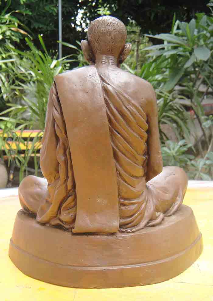 หลวงปู่ขาว อนาลโย วัดถ้ำกลองเพล จ.หนองบัวลำภู พระบูชาขนาด 7 นิ้ว สูง 10.5 นิ้ว เนื้อทองเหลืองรมน้ำตา