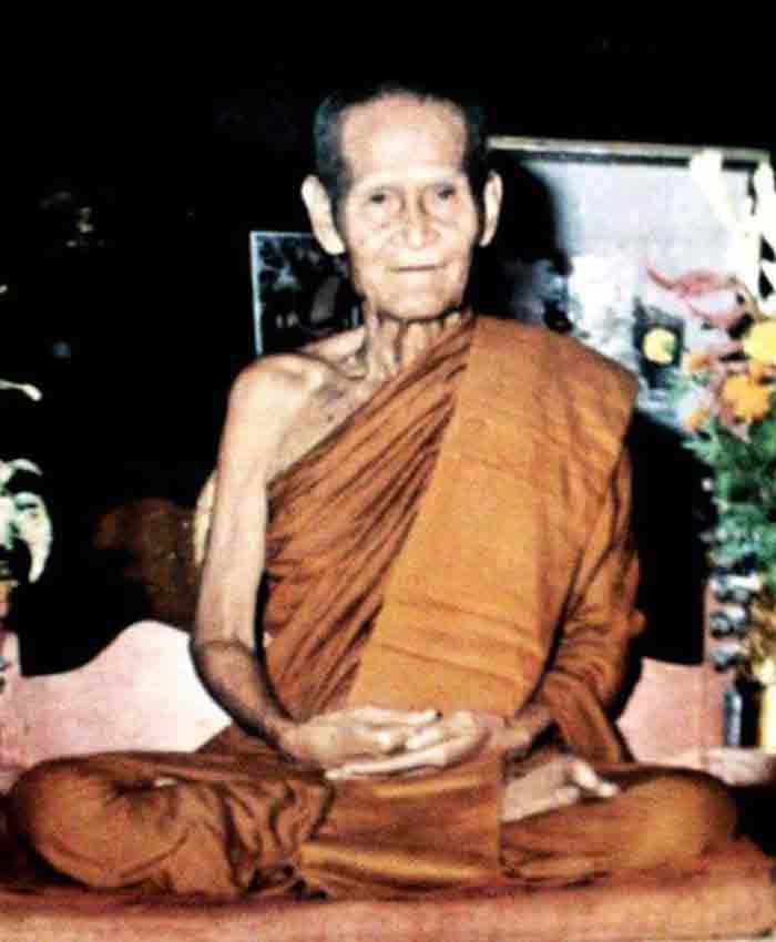 หลวงปู่ขาว อนาลโย วัดถ้ำกลองเพล จ.หนองบัวลำภู พระบูชาขนาด 7 นิ้ว สูง 10.5 นิ้ว เนื้อทองเหลืองรมน้ำตา